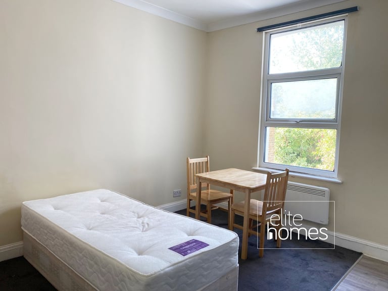 Large first floor rear self-contained Studio Flat in Archway, N19.