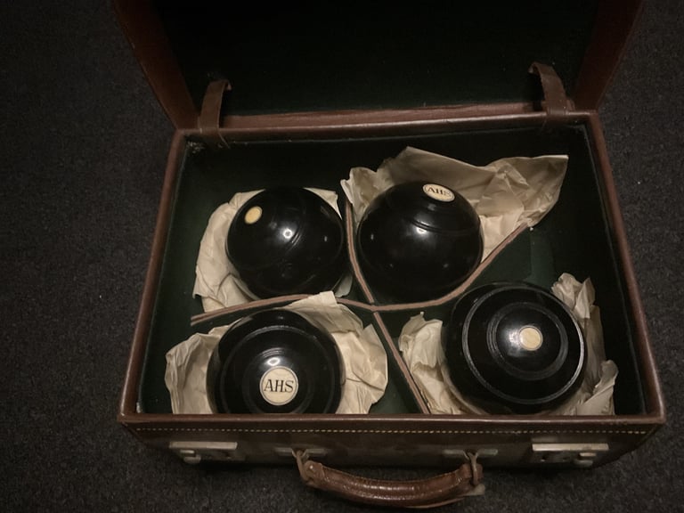 image for 4 set of 1956 bowls with case 