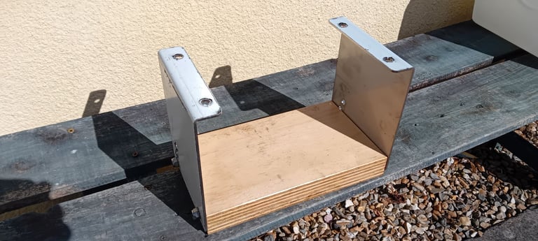 Outboard engine bracket