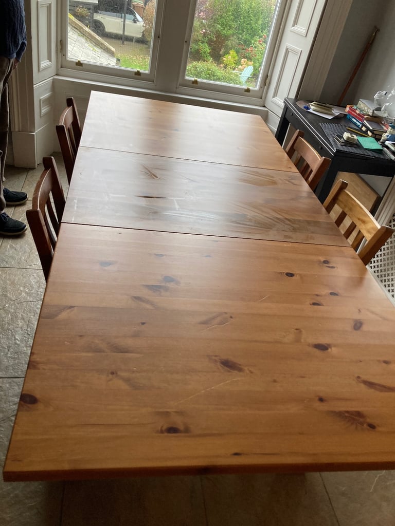Extendable dining table and four chairs