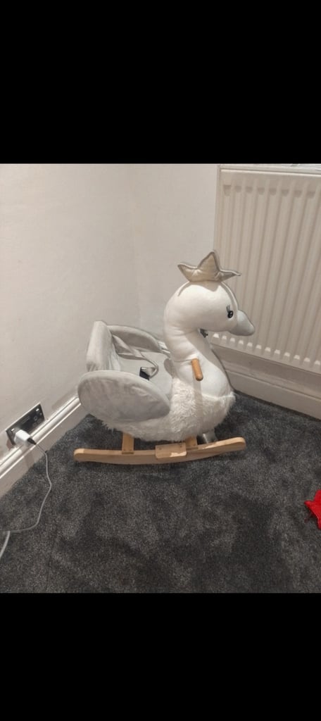 Kids swan swing chair in perfect condition 