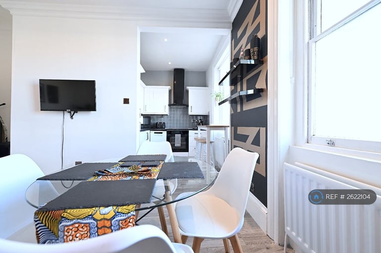 3 bedroom flat in Lewisham Way, London, SE14 (3 bed) (#2622104)