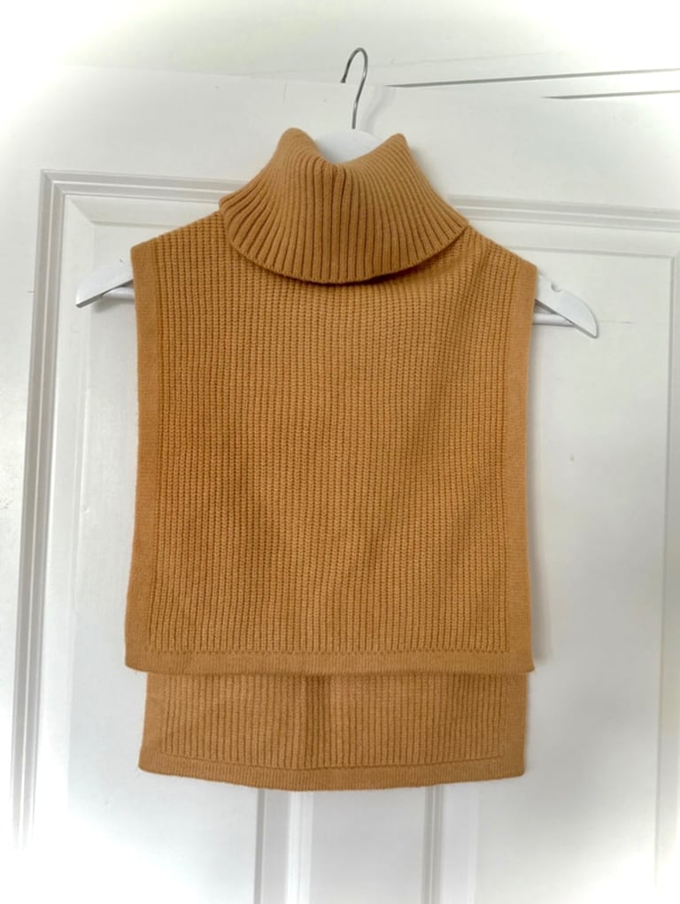 Warm sweater Primark with a cape under the neck and slits on the sides