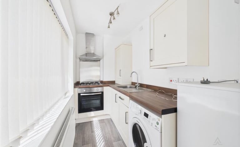 Flat to let 