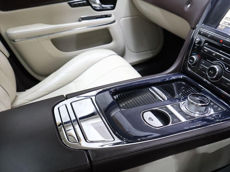 2010 Jaguar XJ 3.0d V6 Portfolio 4dr Auto SALOON DIESEL Automatic