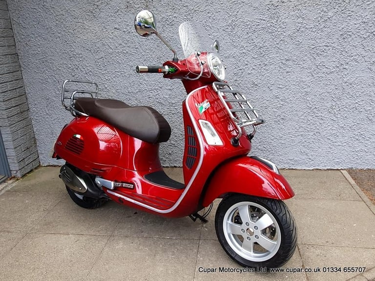 Piaggio Vespa GTS 300 Touring. Front and rear carriers. 