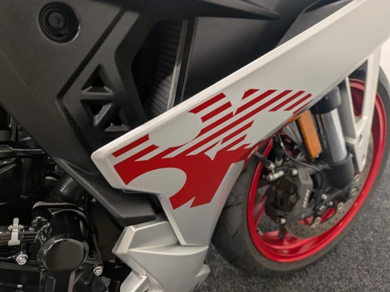 SUZUKI GSX8R ** FULL DOCUMENTED SERVICE HISTORY - QUICK SHIFT - BOTH BOOKS **