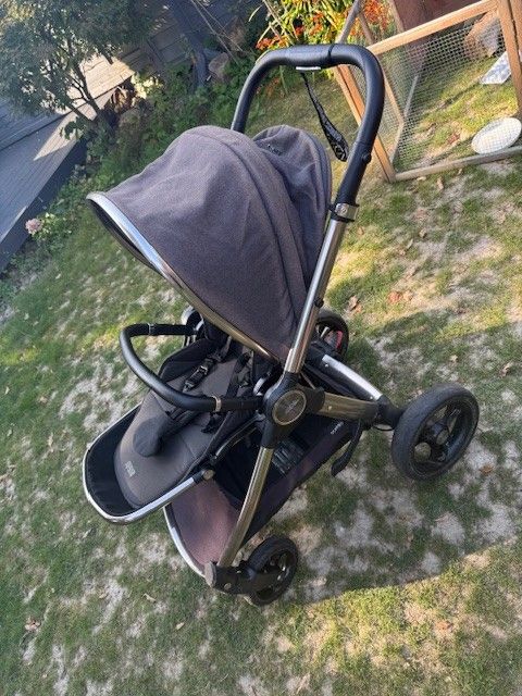 Mama's & Papa's ONYX Ocarro with a Cybex Cloud T layback car seat.
