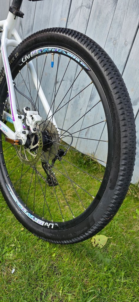Giant Liv women’s performance bikes medium size 27.5 wheels hydraulic brakes everything works perfec