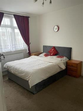 image for Double Room to Rent on Mayfield Road CR7. Professional females required. Bills included.