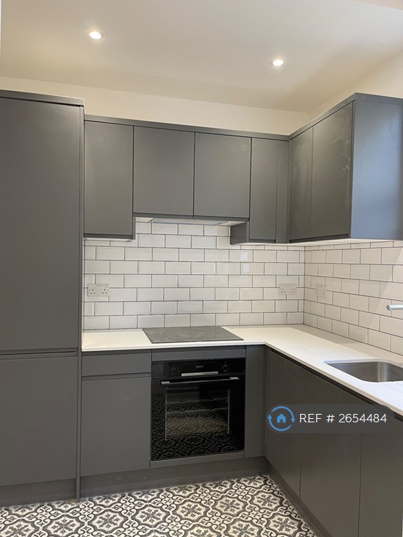 2 bedroom flat in Emanuel Avenue, London, W3 (2 bed) (#2654484)