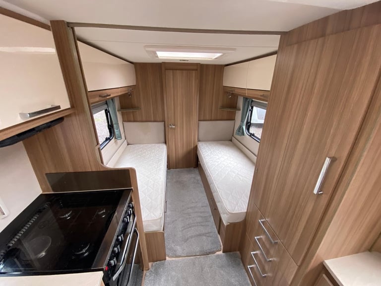 LUNAR ULTIMA 570 - 2016 - FIXED SINGLE BEDS - 4 BERTH - END WASHROOM - MOVER 