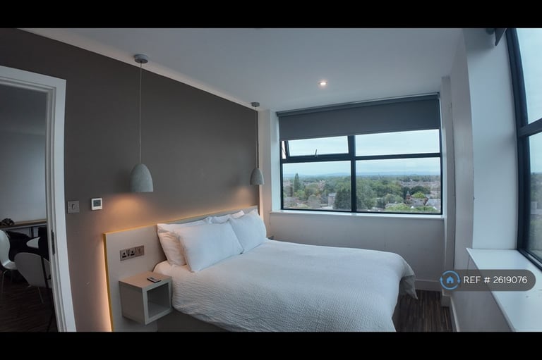 3 bedroom flat in West Point, Manchester, M16 (3 bed) (#2619076)
