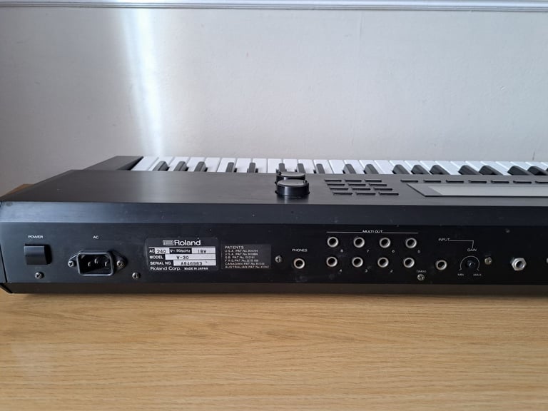 Roland W-30 Sampling Workstation Synthesizers Keyboard ( Rare ) + Metal Case