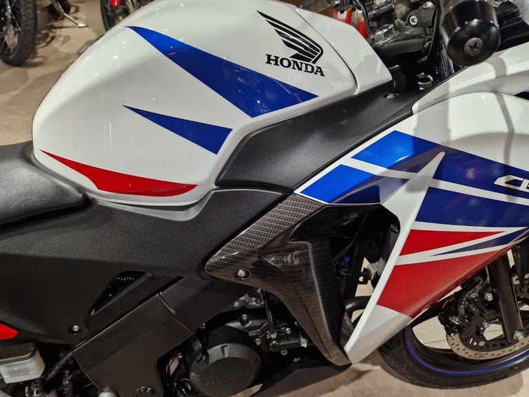 HONDA CBR 125 IN WHITE AND RED