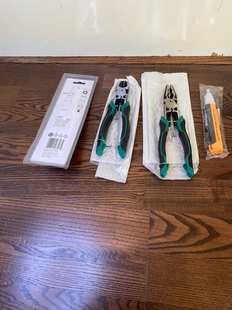 🔧 New Hand Tool Set – Makita Screwdriver + Pliers + Voltage Tester Pen (Metric System)