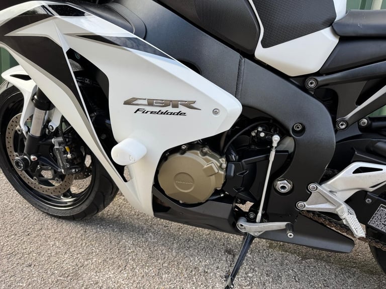 Honda CBR1000RR Fireblade 2008 White and Black 12k Miles Very Clean Bike 