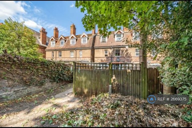 Studio flat in York Road, Guildford, GU1 (#2669375)