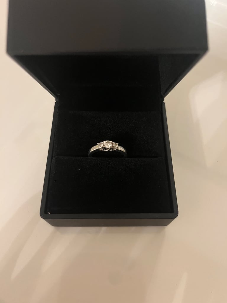 18 Carat white gold diamond ring