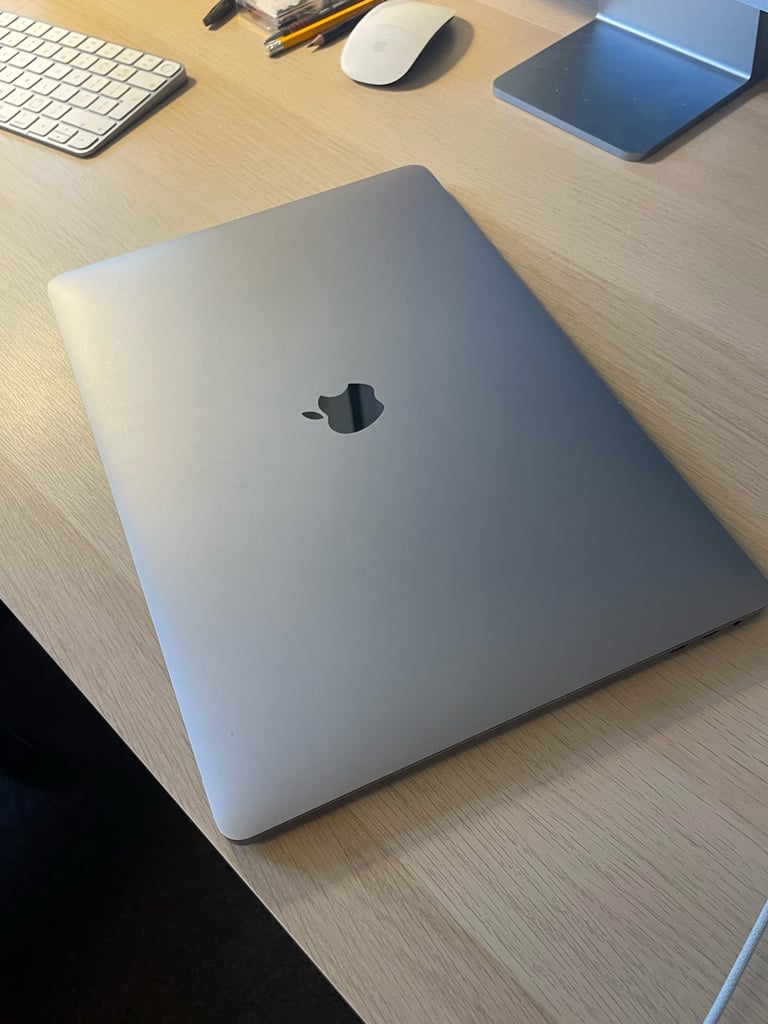 Apple MacBook Pro 15.4" Core i7 8th Gen 2.9GHz 16GB 512GB SSD 2017 Good Condition