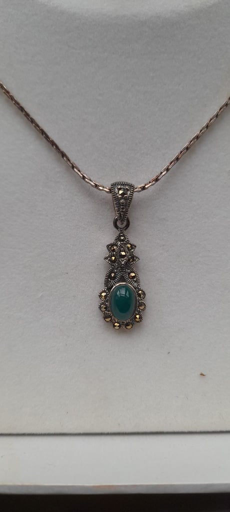 925 solid silver jewellery set with emerald gem stones  necklace,ring and earings 