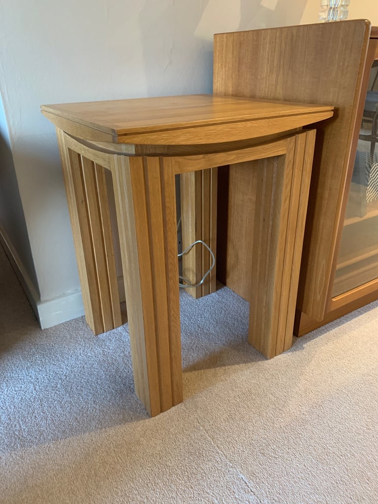 Oak side table in excellent condition 