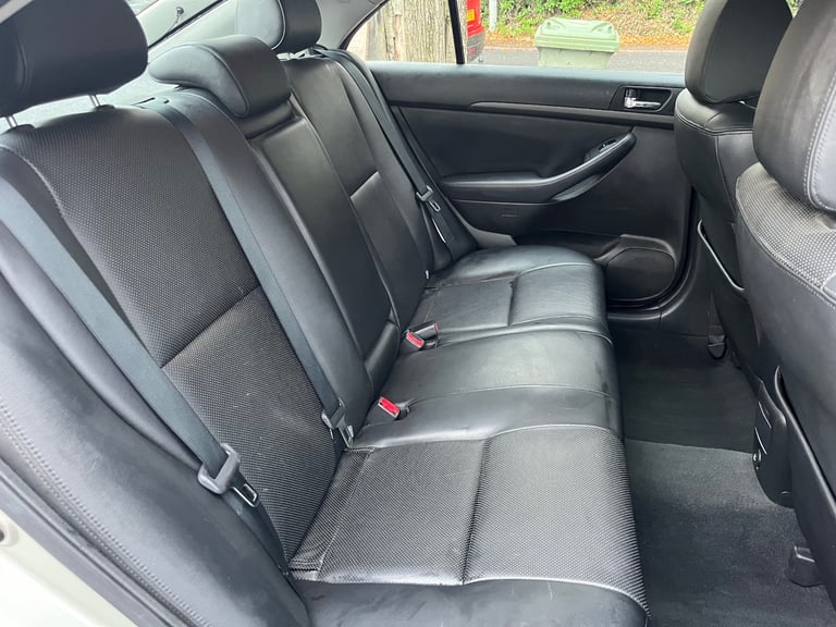 Toyota Avensis 2.2 D-4D , full year MOT, bargain, leather, FSH, cheap car, Diesel Toyota
