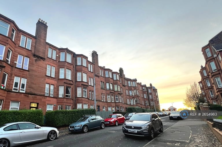 2 bedroom flat in Golfhill Drive, Glasgow, G31 (2 bed) (#2654983)