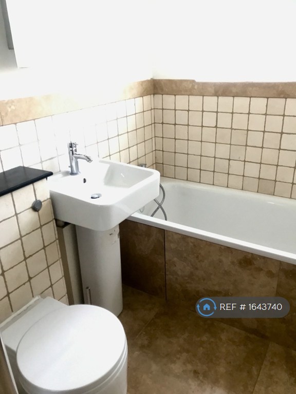 1 bedroom flat in Compton Way, Witney, Oxfordshire, OX28 (1 bed) (#1643740)