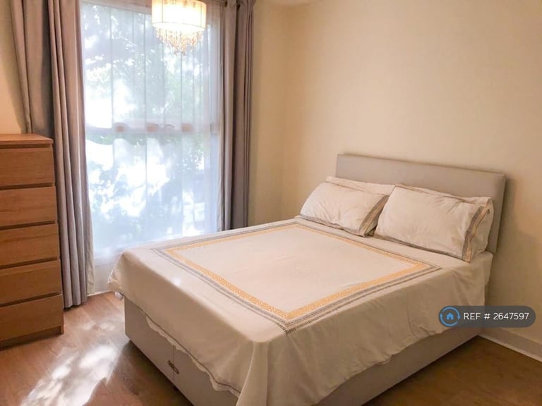 1 bedroom flat in Greyhound Road, London, W6 (1 bed) (#2647597)