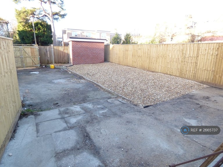 3 bedroom flat in Hsu Students Southbourne, Bournemouth, BH5 (3 bed) (#2665737)