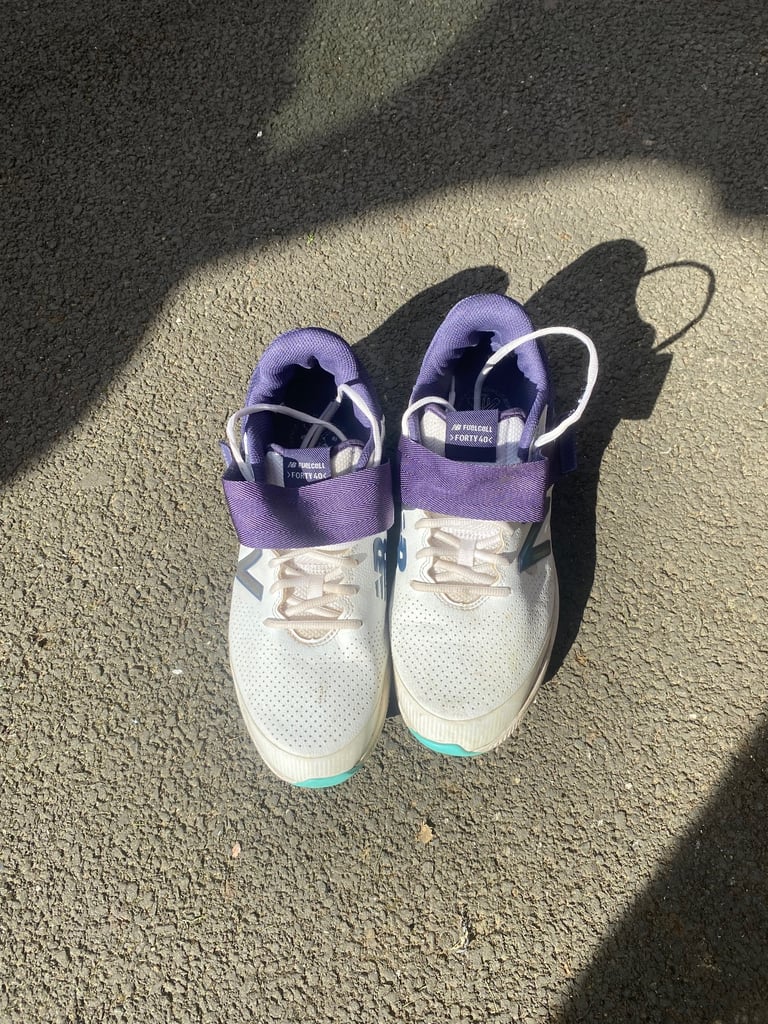 new balance 40 cricket shoes worn once size 11.5