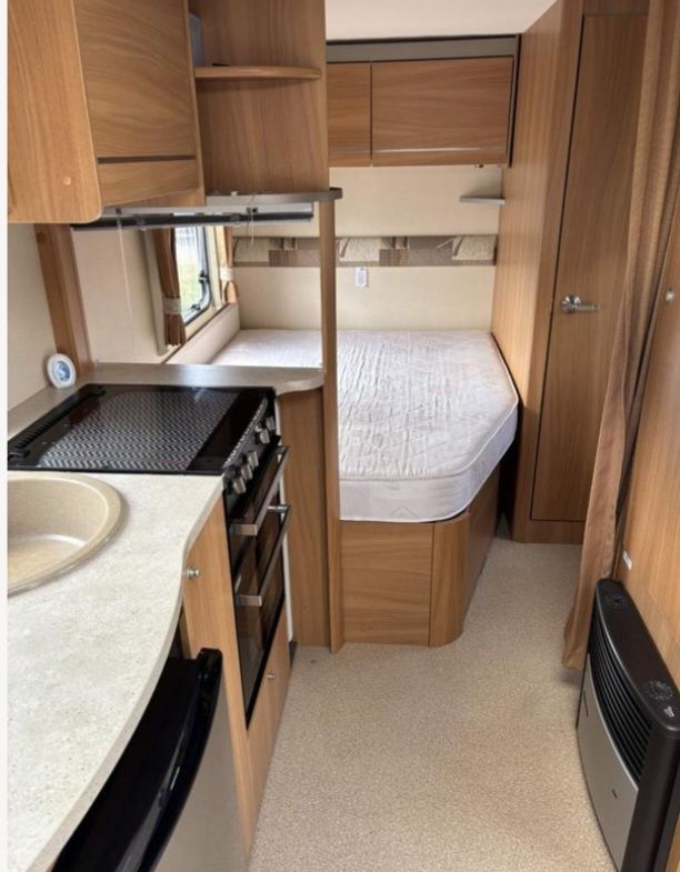 FIXED BED CARAVAN WITH MOTOR MOVER AND BRAND NEW AIR AWNING