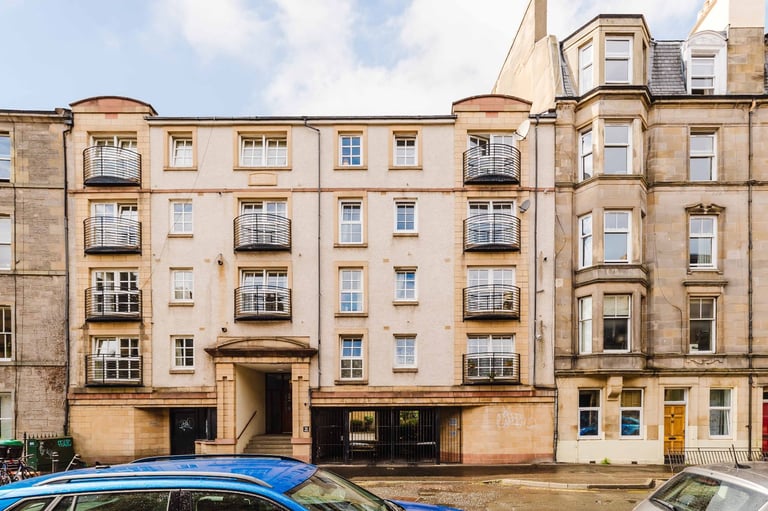 Stunning, 3 bedroom, HMO flat near Causewayside – with private parking – available NOW