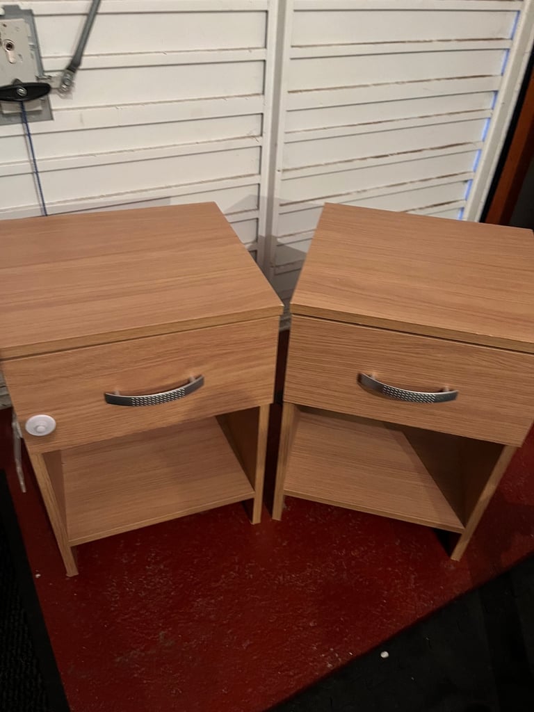 2 matching bedside tables 