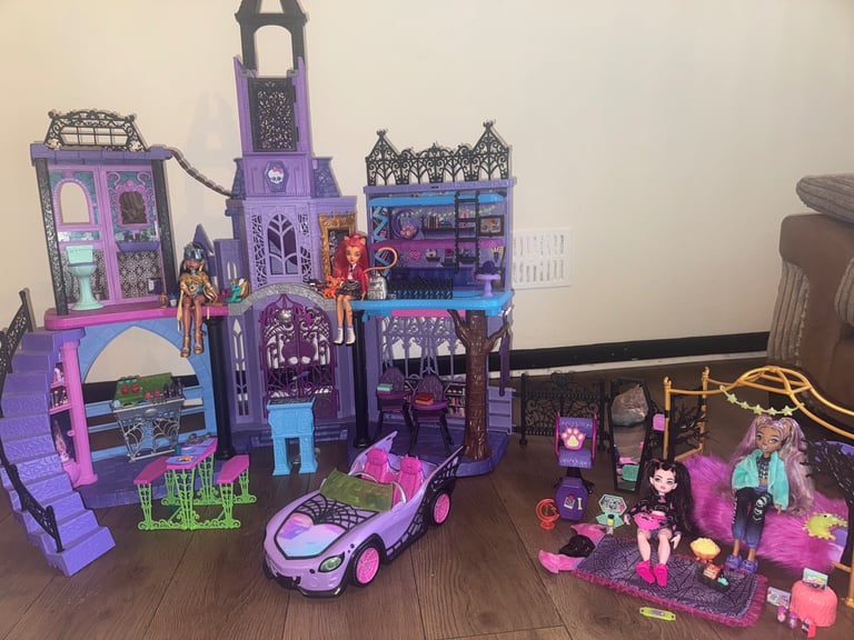 Monster high dolls house, monster high creepover, monster high car