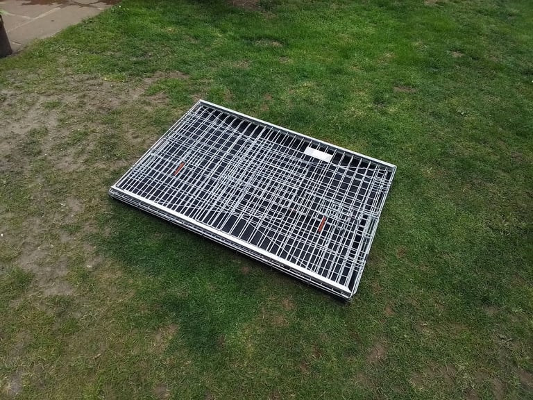 Dog cage for car