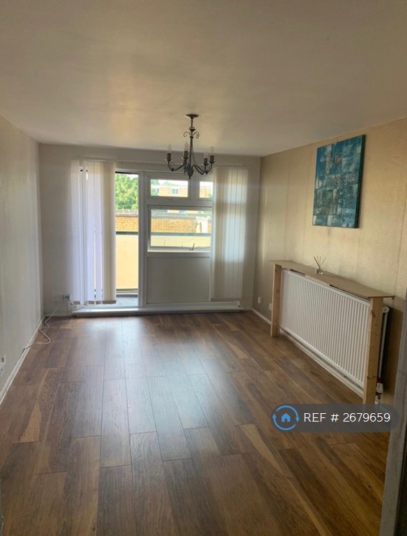 1 bedroom flat in Woolwich, London, SE18 (1 bed) (#2679659)