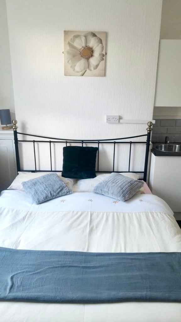 Spacious Double Room with Kitchenette – WS1 3EG – £150/week