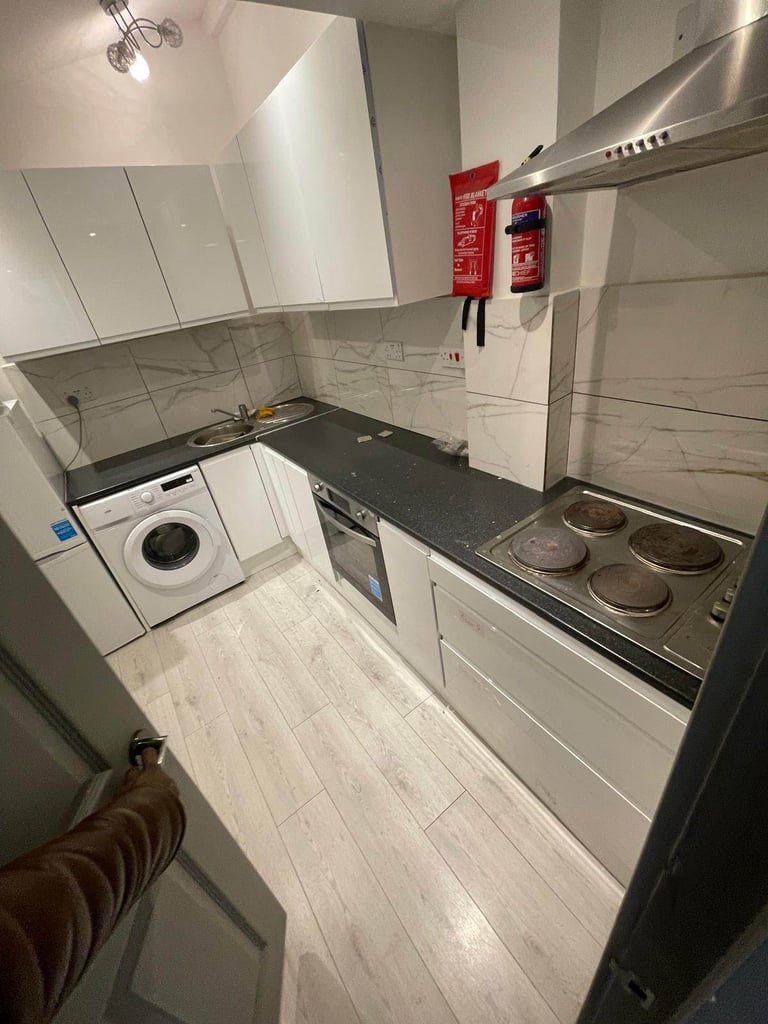 modern refurbished studio with En suite (Shared kitchen) 