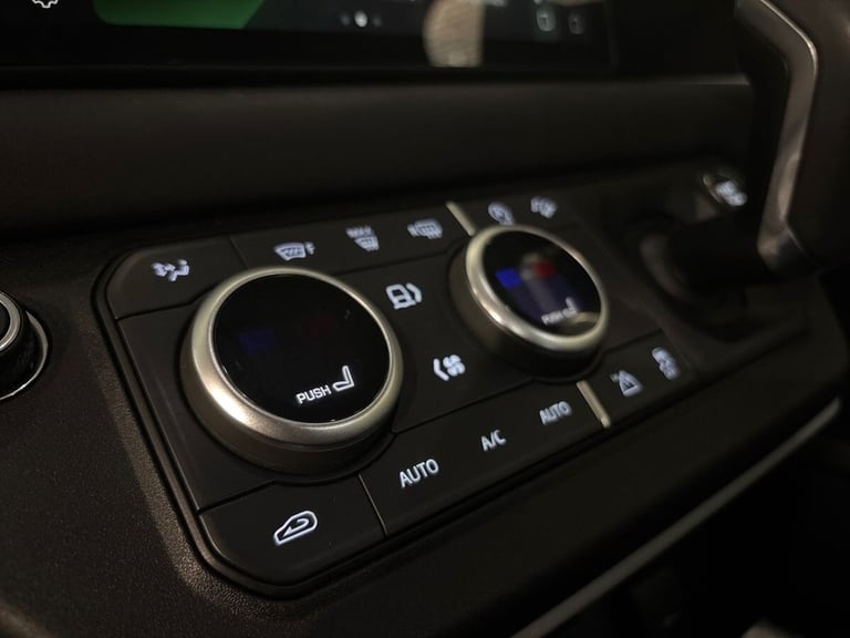 2023 Land Rover Defender 3.0 D250 MHEV SE Hard Top SUV 5dr Diesel Auto 4WD MWB Euro 6 (s/s) (250 ...