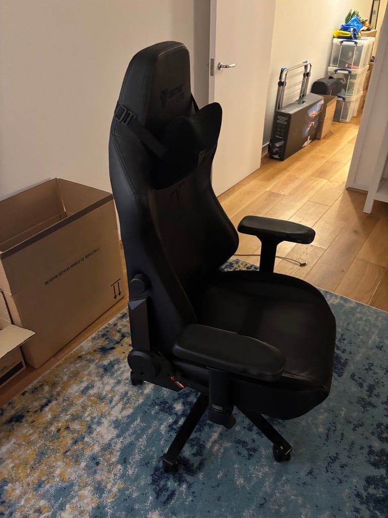 image for Secretlab TITAN 2020 Gaming Chair… Excellent Condition, Minor Armrest Wear