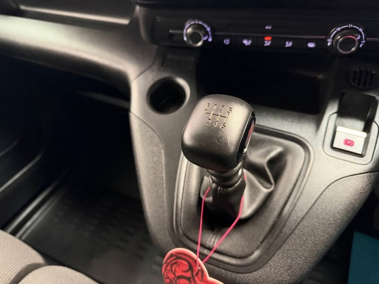 2023 23 VAUXHALL COMBO 1.5 TURBO D 2300 PRO L1 H1 EURO 6 100 BHP * 22,611 3 SEAT