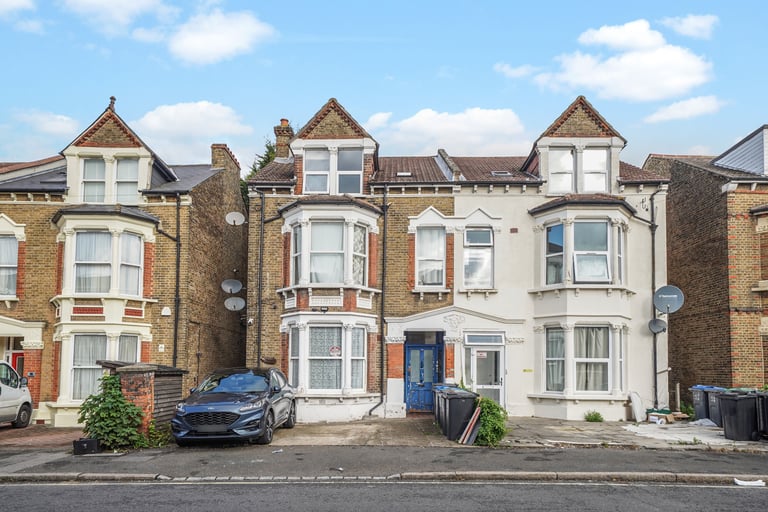 2 bedroom flat in Cameron Road, Croydon, CR0