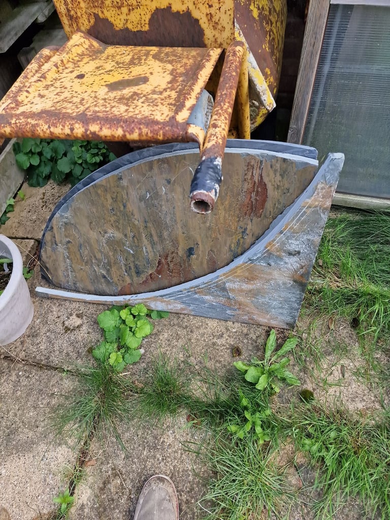 Slate paving circle parts, 3 off curved + offcut. Copper slate and black slate