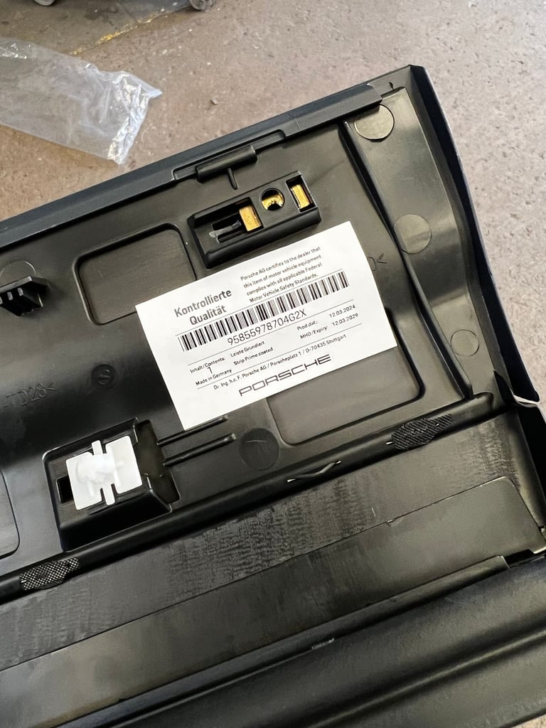 2015 - 18 Porsche Cayenne NSF lower door trim