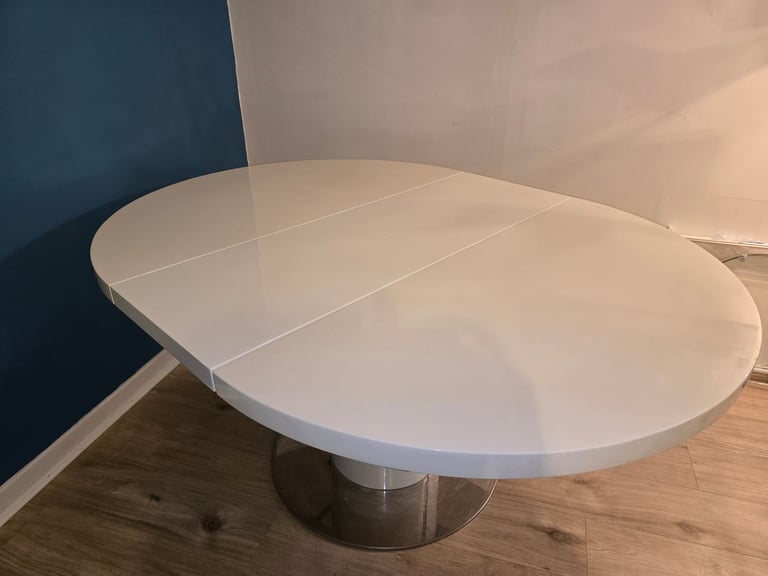 Extending gloss dining table 