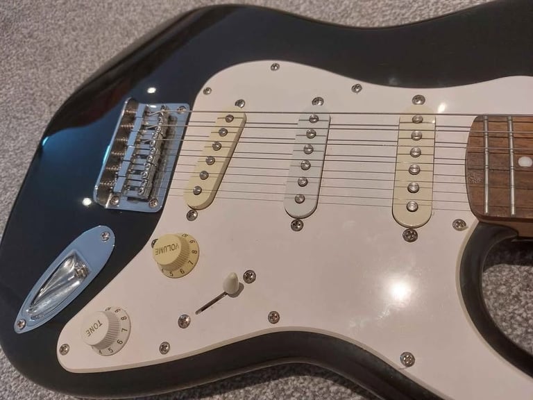 Black Fender Squier Stratocaster Mini in excellent condition