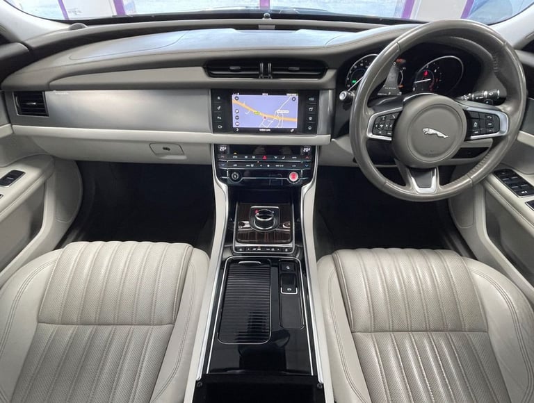 2017 Jaguar XF 2.0d Portfolio Saloon 4dr Diesel Auto Euro 6 (s/s) (180 ps) Saloon Diesel Automatic
