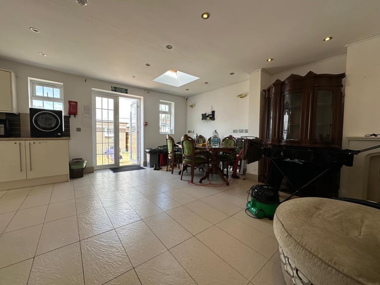 SPACIOUS 7 BEDROOM HOUSE WITH SELF CONTAINED STUDIO